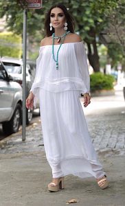 Claudia Métne sugere para o Ano Novo roupas brancas com uma cor a mais