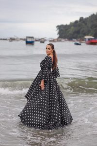 Claudia Métne com look do estilista Alespo em praia paulista