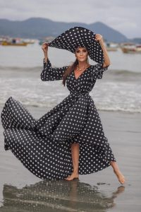Claudia Métne com look do estilista Alespo em praia paulista