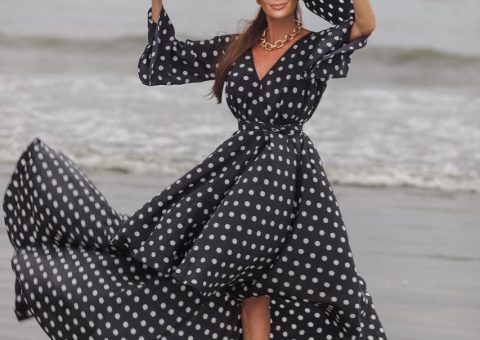 Claudia Métne com look do estilista Alespo em praia paulista