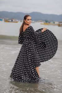 Claudia Métne com look do estilista Alespo em praia paulista