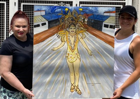 Teresa Kodama entrega quadro para Kelly Chagas musa do Carnaval