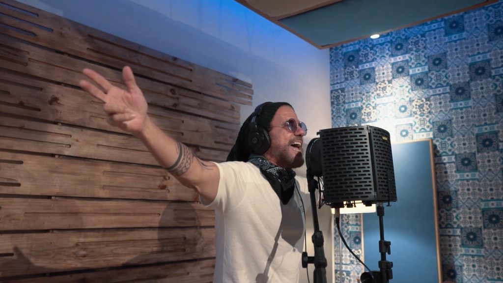 Videoclipe de "Sou Cabofolia" mostra bastidores da gravação da música-tema