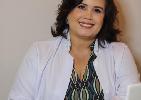 Esteticista famosa Jaqueline Costha realiza procedimentos de beleza com técnicas não invasivas