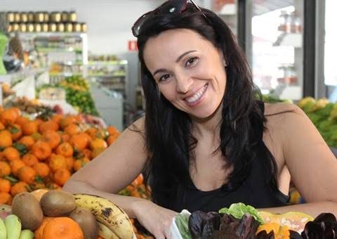 Escritora Chilena explica, em entrevista exclusiva, como encontrar a felicidade por meio dos alimentos