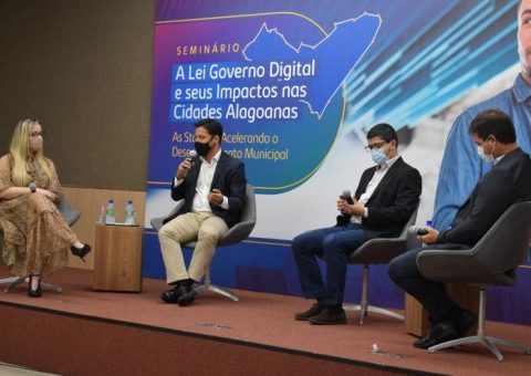 Diretora Técnica da Escola de Contas participa do seminário A Lei Governo Digital e seus Impactos nas Cidades Alagoanas