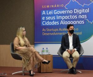 Diretora Técnica da Escola de Contas participa do seminário A Lei Governo Digital e seus Impactos nas Cidades Alagoanas