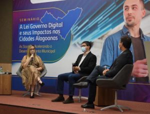 Diretora Técnica da Escola de Contas participa do seminário A Lei Governo Digital e seus Impactos nas Cidades Alagoanas