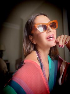 Claudia Métne apresenta nova coleção de óculos solares da Le Bains Eyewear