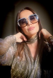 Claudia Métne apresenta nova coleção de óculos solares da Le Bains Eyewear