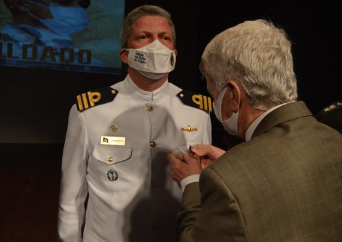 Comandante da Capitania dos Portos de Alagoas, Petrocelli de Lima, é condecorado com a Medalha Zumbi dos Palmares