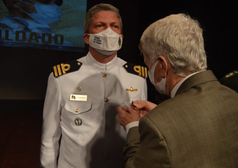 Comandante da Capitania dos Portos de Alagoas, Petrocelli de Lima, é condecorado com a Medalha Zumbi dos Palmares