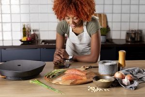 Tramontina ingressa no mundo da Internet das Coisas (IoT) ao lançar cooktop conectado que ensina a cozinhar
