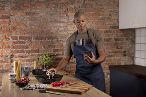 Tramontina ingressa no mundo da Internet das Coisas (IoT) ao lançar cooktop conectado que ensina a cozinhar