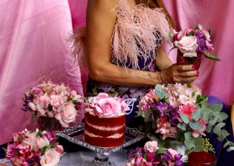 Claudia Métne homenageia as mulheres com uma mesa decorada em tons de rosa especialmente para a data