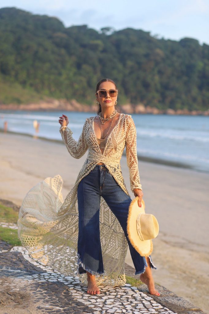 Claudia Métne aposta no jeans para compor looks elegantes