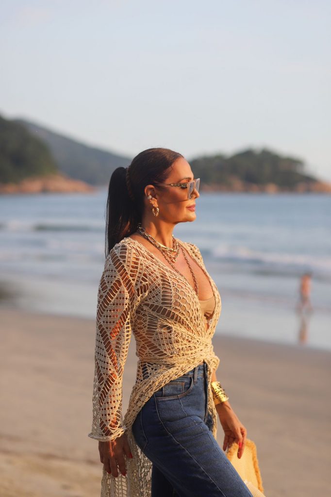 Claudia Métne aposta no jeans para compor looks elegantes