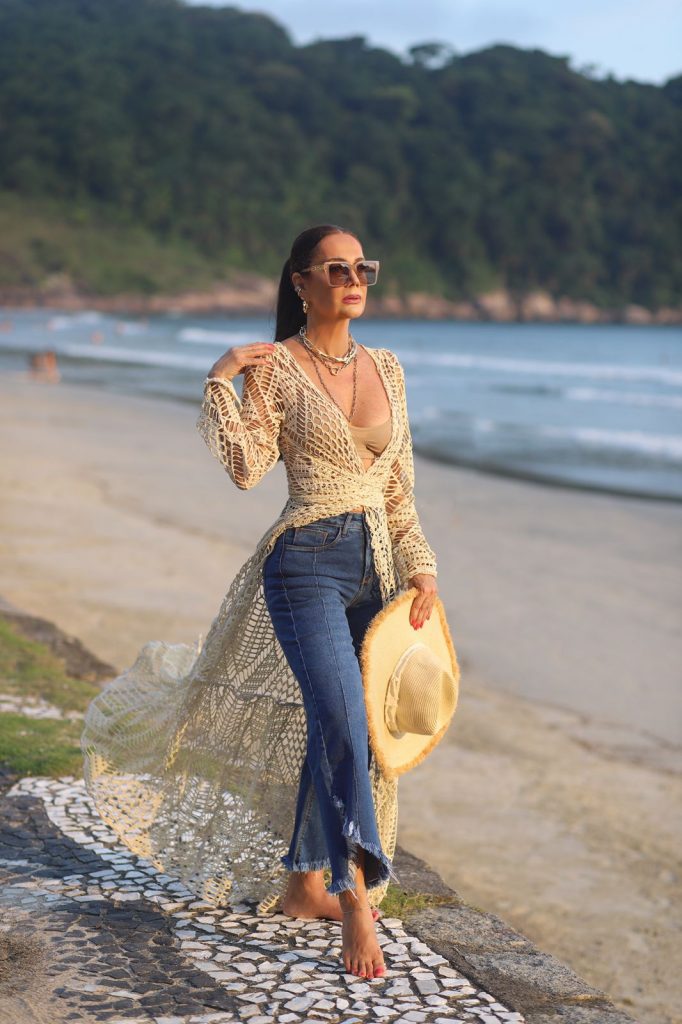 Claudia Métne aposta no jeans para compor looks elegantes