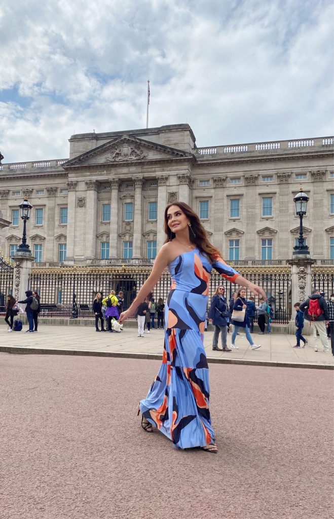 Claudia Metne clica look exclusivo no Palácio de Buckington em sua fashion trip internacional