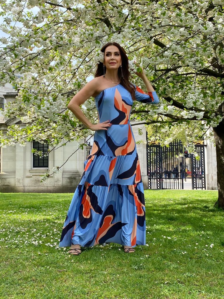 Claudia Metne clica look exclusivo no Palácio de Buckington em sua fashion trip internacional