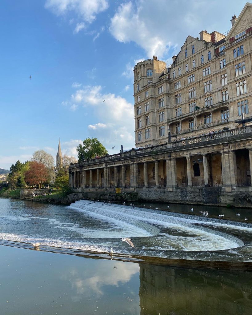 Claudia Métne admira a arquitetura e hospitalidade da cidade chamada Bath em sua fashion trip na Inglaterra