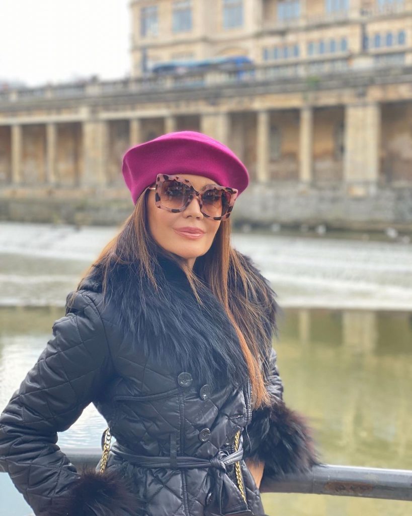 Claudia Métne admira a arquitetura e hospitalidade da cidade chamada Bath em sua fashion trip na Inglaterra