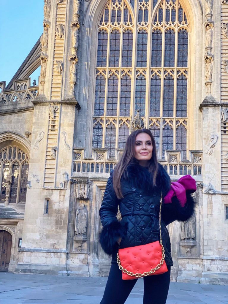 Claudia Métne admira a arquitetura e hospitalidade da cidade chamada Bath em sua fashion trip na Inglaterra