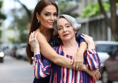 Claudia Métne celebra o Dia das Mães em família