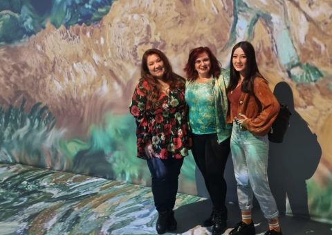 Teresa Kodama visita a Exposição Immersive Experience intitulada Beyond Van Gogh