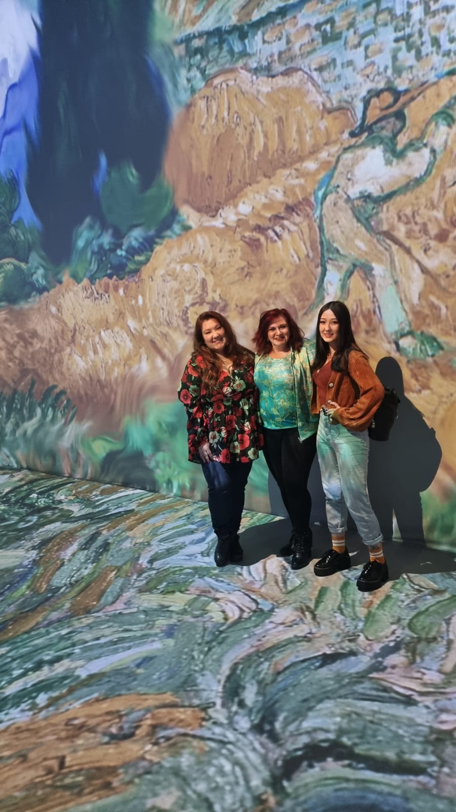 Teresa Kodama visita a Exposição Immersive Experience intitulada Beyond Van Gogh