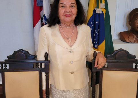 Escritora Petrúcia Camela é a mais nova acadêmica da AAL