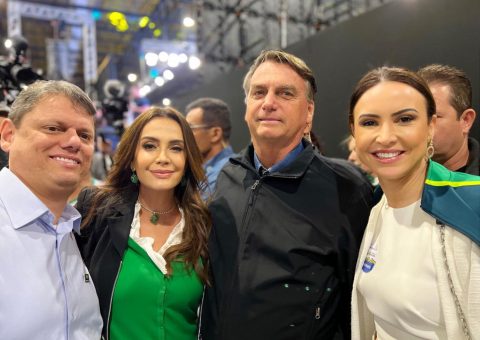 Claudia Métne clica encontro com personalidades no evento no Expo Center Norte