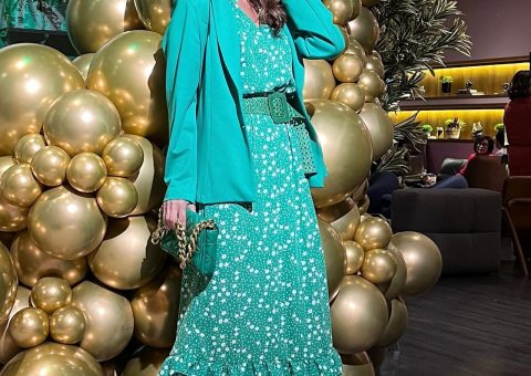 Claudia Métne é influencer de destaque em festa de 50 anos de marca de roupa feminina