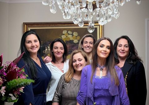 Claudia Métne convida amigas e parceiras para um Chá da Tarde