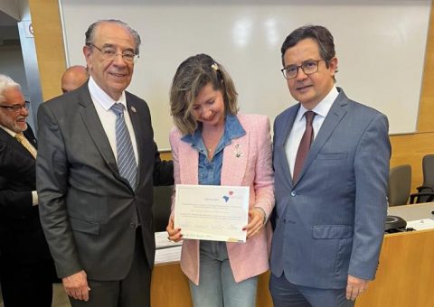 Conselheira Rosa Albuquerque recebe certificado durante encerramento do VI Seminário Iberoamericano de Direito e Controlo