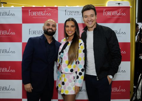 Rodrigo Faro, Mariana Rios e youtuber Fefe atraem multidão no estande da Forever Liss na Beauty Fair
