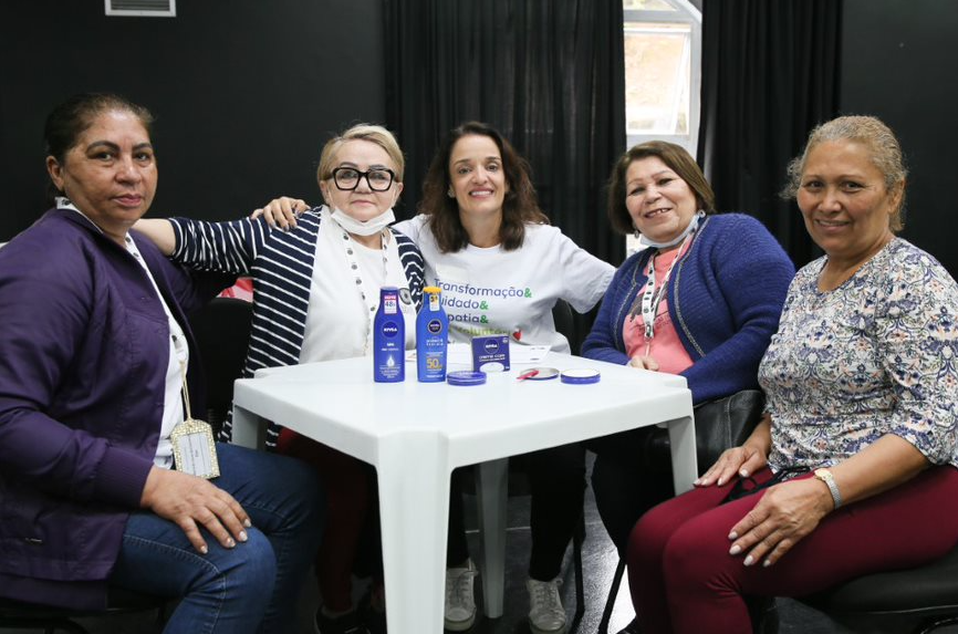 NIVEA realiza Mutirão da Beleza com Instituto Velho Amigo