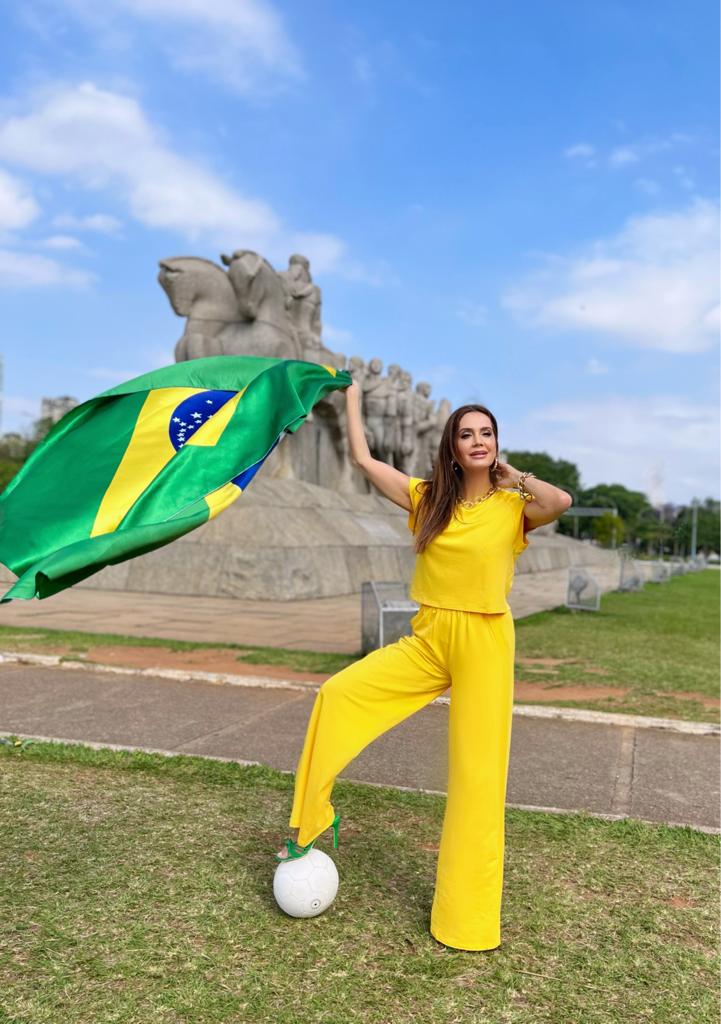 Claudia Métne toda fashion para assistir aos jogos do Brasil na Copa do Mundo Catar 2022
