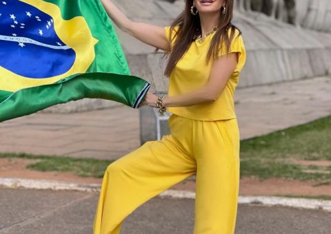 Claudia Métne toda fashion para assistir aos jogos do Brasil na Copa do Mundo Catar 2022