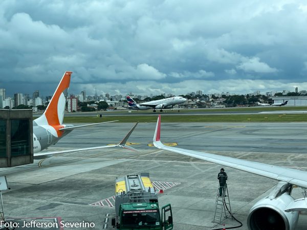 Passagens aéreas poderiam custar a metade do valor atual cobrado Passagens aéreas poderiam custar a metade do valor atual cobrado