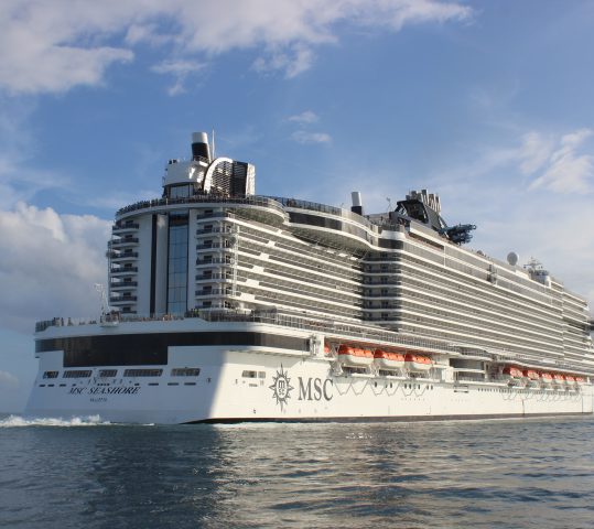 O navio de cruzeiro MSC Seashore atraca pela primeira vez em Maceió