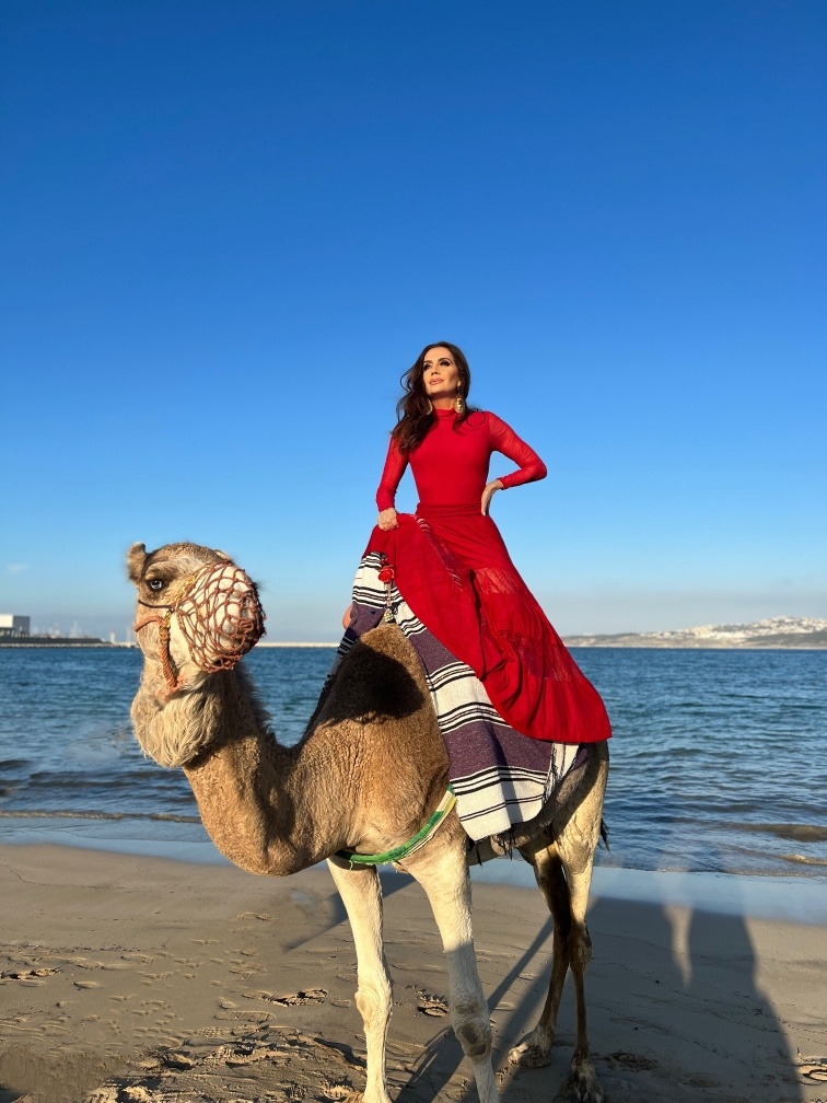 Claudia Métne mostra as tendências da moda Outono/Inverno 2023 em tour por Marrocos
