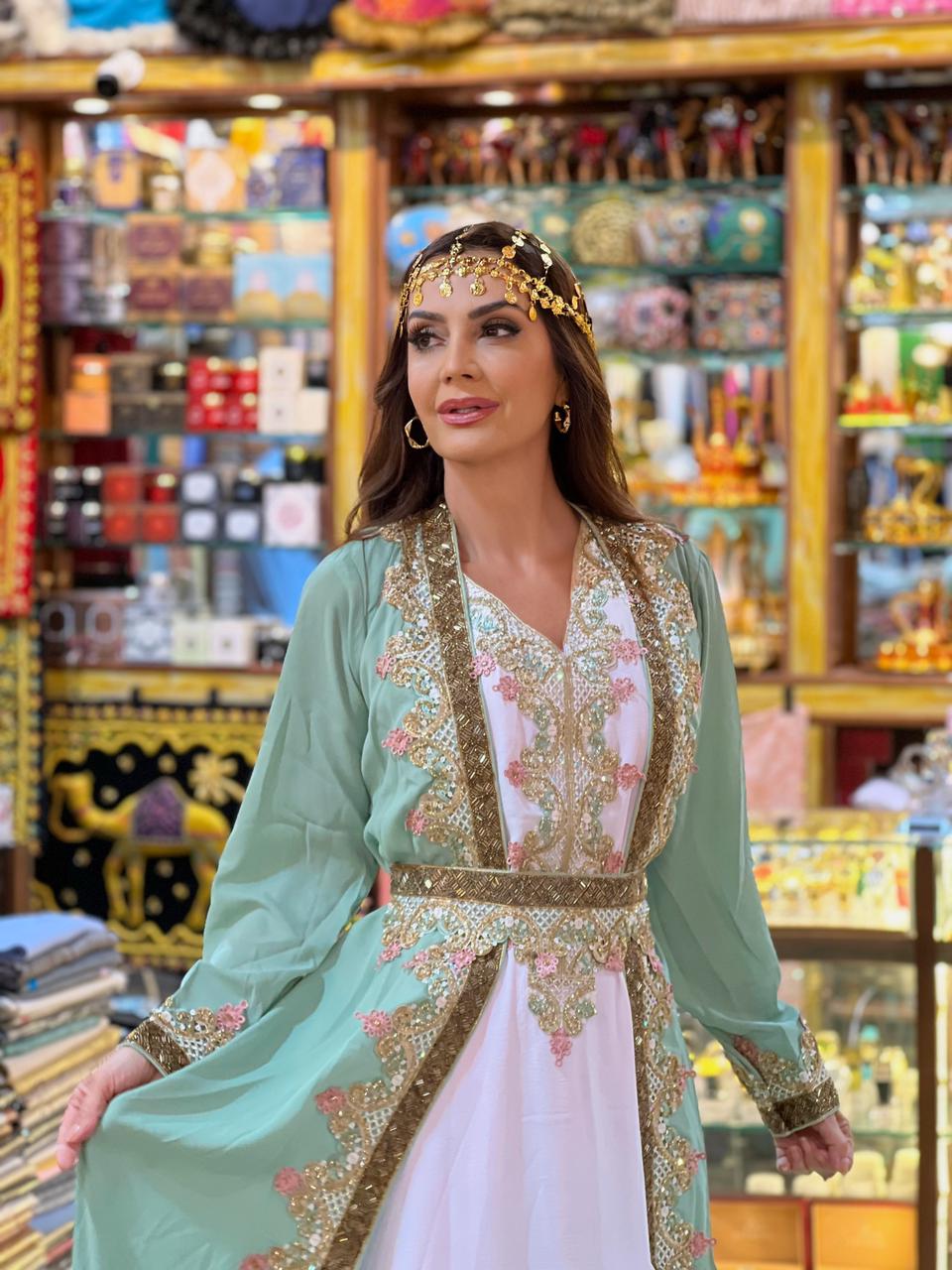 Claudia Métne visita o mercado Old Souk em Dubai em sua fashion trip 2023
