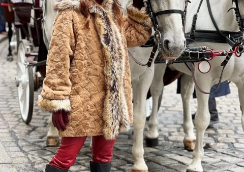 Claudia Métne desembarca em Londres para mais uma fashion trip internacional