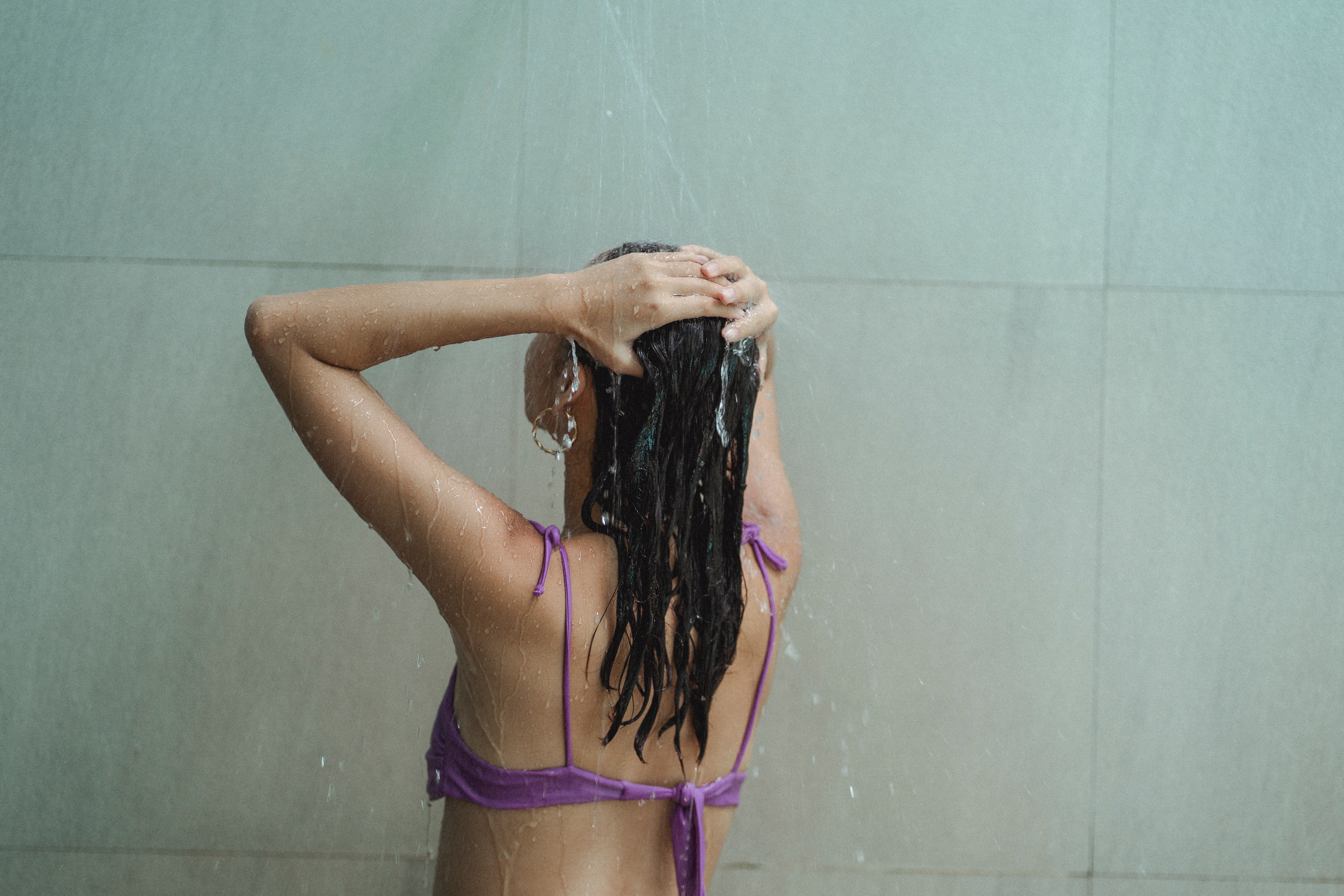 Por que a água quente faz mal para os cabelos?