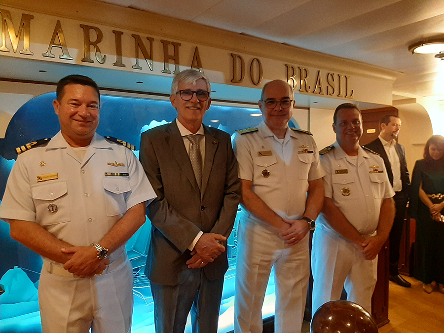 Navio-veleiro Cisne Branco recebe visita de autoridades e soamarinos