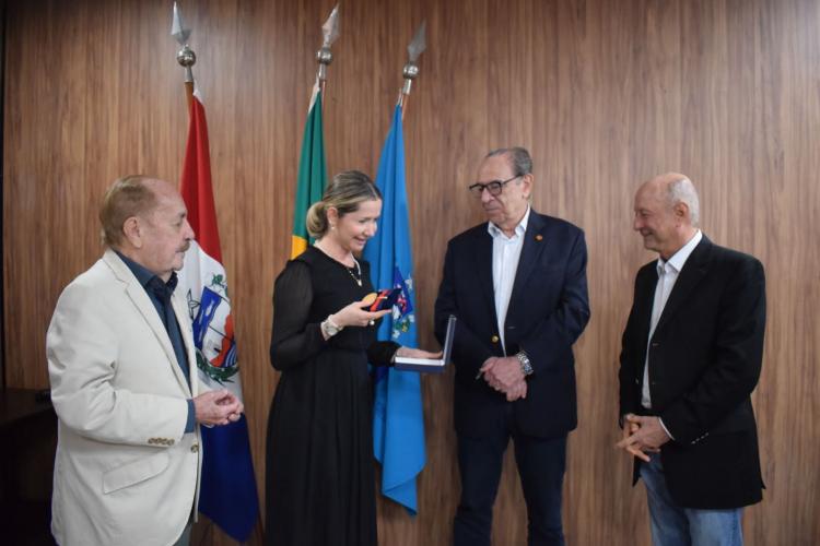TCE/AL concede Medalha do Mérito Ministro Guilherme Palmeira ao conselheiro Sebastião Helvécio