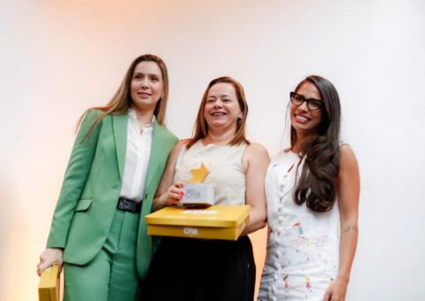 Conselheira Renata Calheiros recebe prêmio Personalidade Destaque do Prêmio Cria