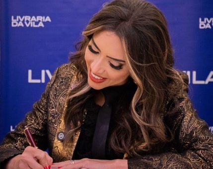 Sophia Martins realiza noite de autógrafos no lançamento de seu segundo livro