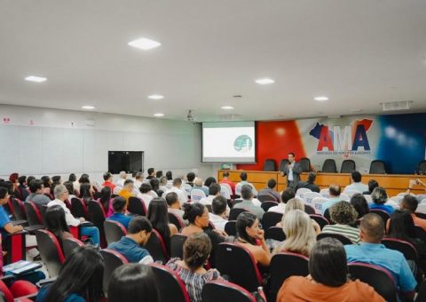 O Tribunal de Contas do Estado de Alagoas (TCE/AL) participou, na última terça-feira (13), do evento promovido pela Associação dos Municípios Alagoanos (AMA), voltado à Contabilidade Aplicada ao Setor Público. O encontro reuniu contadores e controladores municipais, com o objetivo de fortalecer a qualificação técnica e aprimorar a gestão fiscal nos municípios. Representando o TCE/AL, o diretor da DFAFOE, Renato Monteiro, e a servidora Jéssica Caruso apresentaram o SIAP – Sistema Integrado de Auditoria Pública, ferramenta que simboliza o avanço tecnológico do Tribunal no acompanhamento da gestão pública. A iniciativa reforça o papel pedagógico do TCE/AL na capacitação dos seus jurisdicionados, com apoio essencial da Escola de Contas. Também estiveram presentes o diretor da Diretoria de Engenharia e Informática (DTI), Lúcio de Melo, e o diretor da Diretoria de Fiscalização da Administração Financeira e Orçamentária Municipal (DFAFOM), Paulo Mota, fortalecendo a atuação integrada do Tribunal no fomento à boa governança pública.